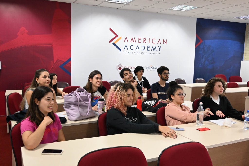 Estudantes do American Academy na sala de aula do programa