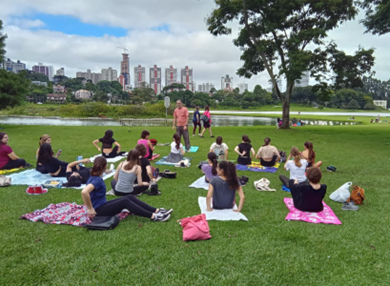 Na disciplina Introduction to World Religionsos alunos vivenciaram uma aula de ioga em um parque de Curitiba.