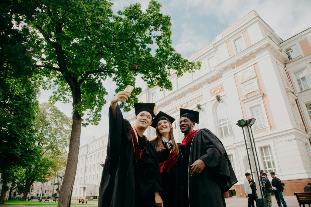 Três amigos tiram selfie após conquistar dupla diplomação