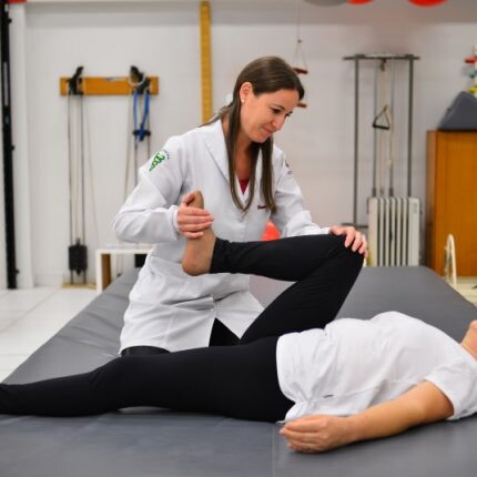fisioterapeuta auxiliando o paciente a fazer o exercício