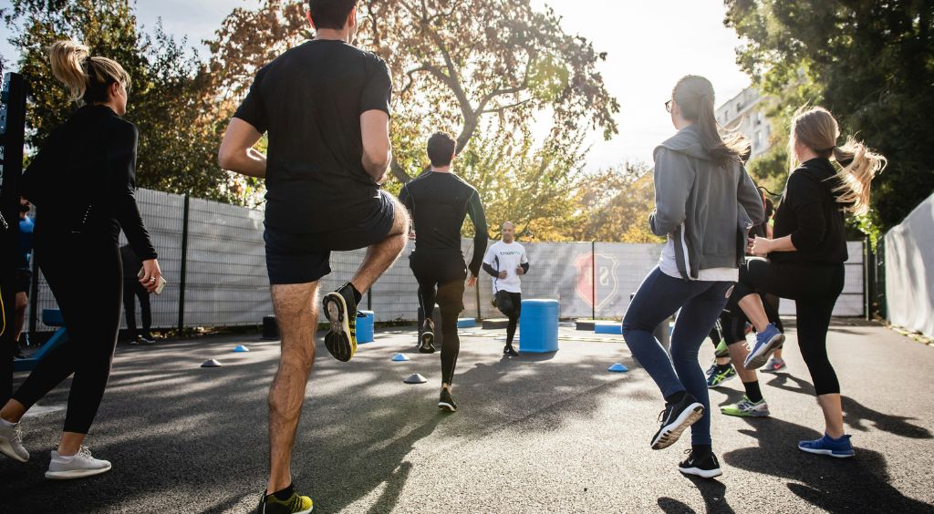 Pessoas praticando exercício físico