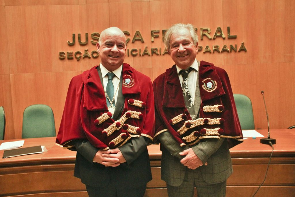 Vladmir Passos de Freitas (à direita) e o ex-presidente da Academia Paranaense de Letras Jurídicas, Desembargador Clayton Maranhão (à esquerda) na cerimônia de posse.