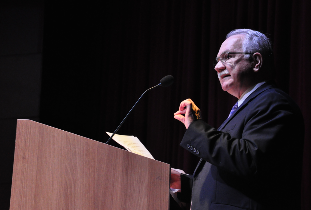 Foto do Ministro do STF Luiz Edson Fachin discursando no púlpito do Teatro TUCA.