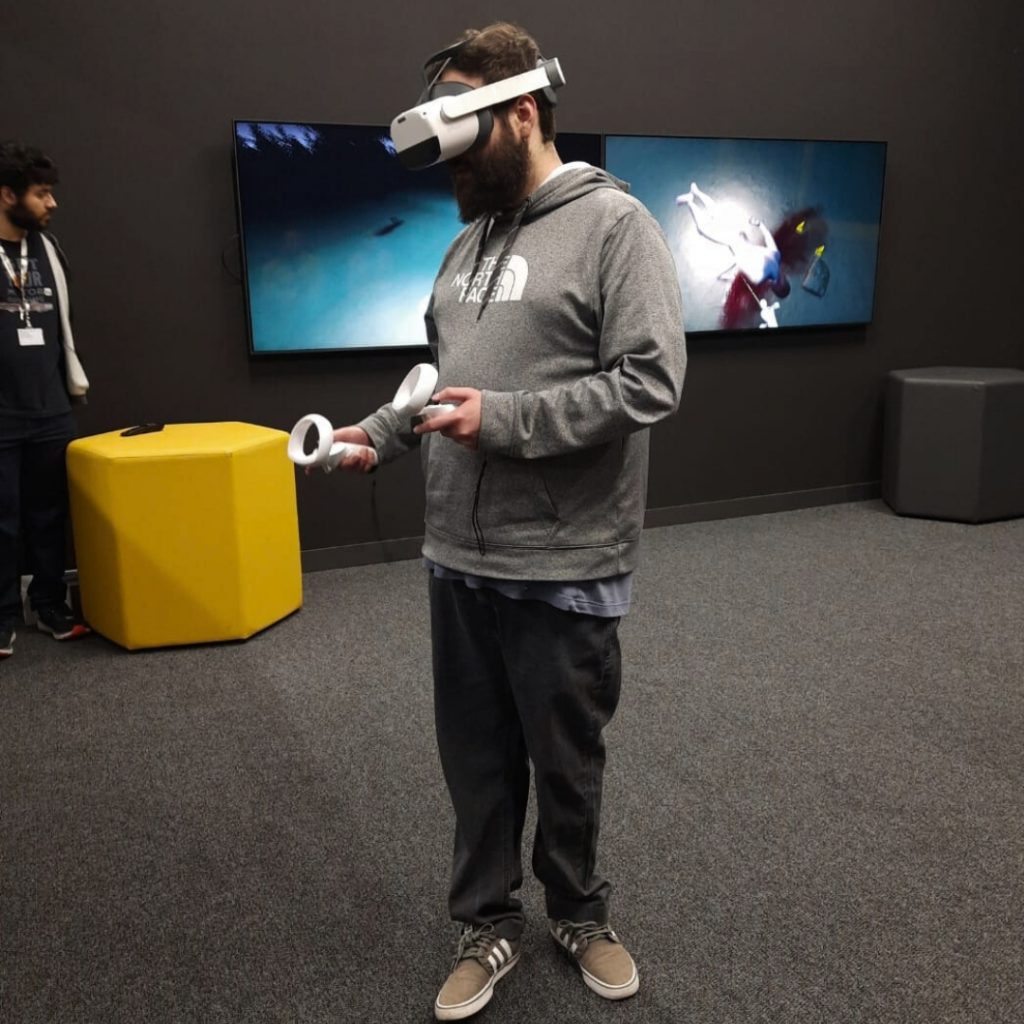 Estudante da pós graduação utilizando o óculos de realidade virtual.