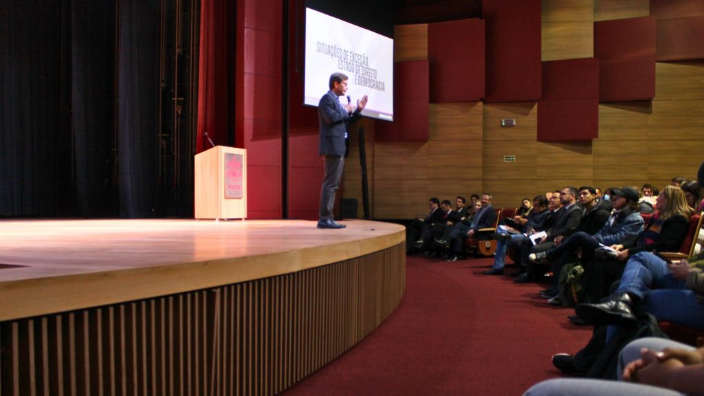 Guilherme Cunha Pereira, Presidente Executivo do GRPCOM, palestrando em frente a plateia do evento.