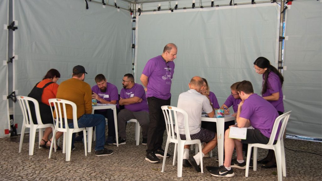 Estudantes e Professores realizando atendimentos, e orientando as pessoas presentes.