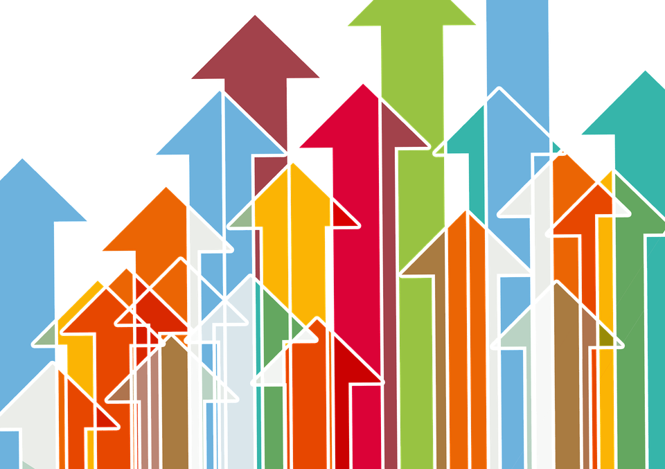 Imagem demonstra crescimento. As flechas coloridas representam as inúmeras possibilidades do mercado e é nesse contexto que o Growth Hacking ganha espaço: Conseguir resultados em contexto complexo, de formas diversas.