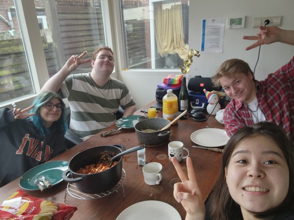 Foto do strogonoff com os amigos na minha casa (Nazli da turquia, Thijme da Holanda e Vika do Quirguistão)