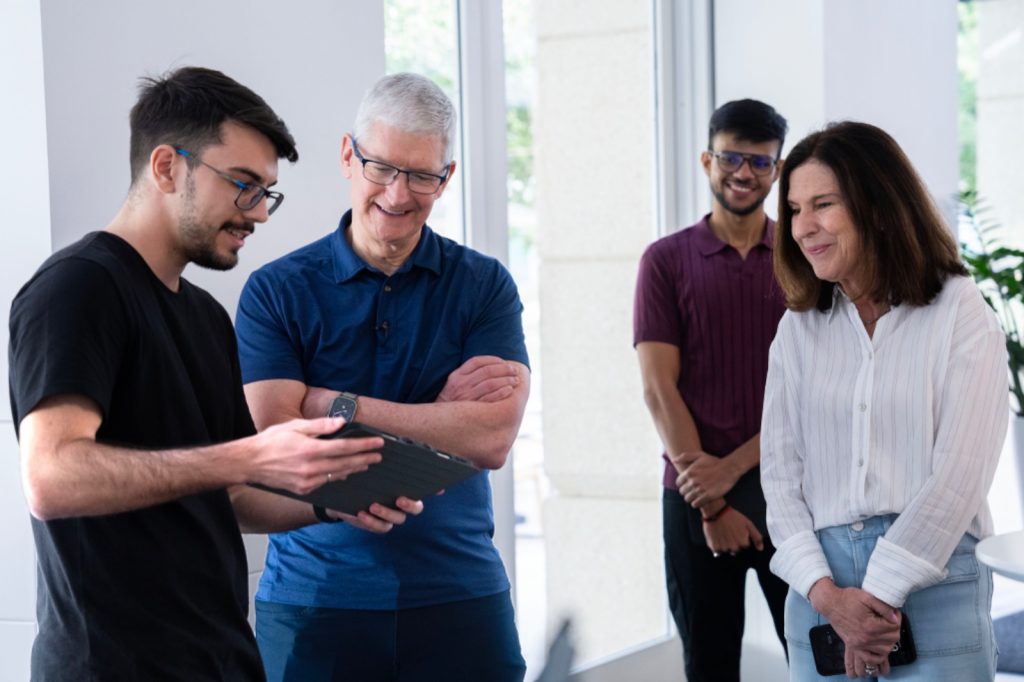 Lucas Cavalherie, aluno de ciência da computação da PUCPR e da Apple Developer Academy mostrando seu aplicativo para Tim Cook