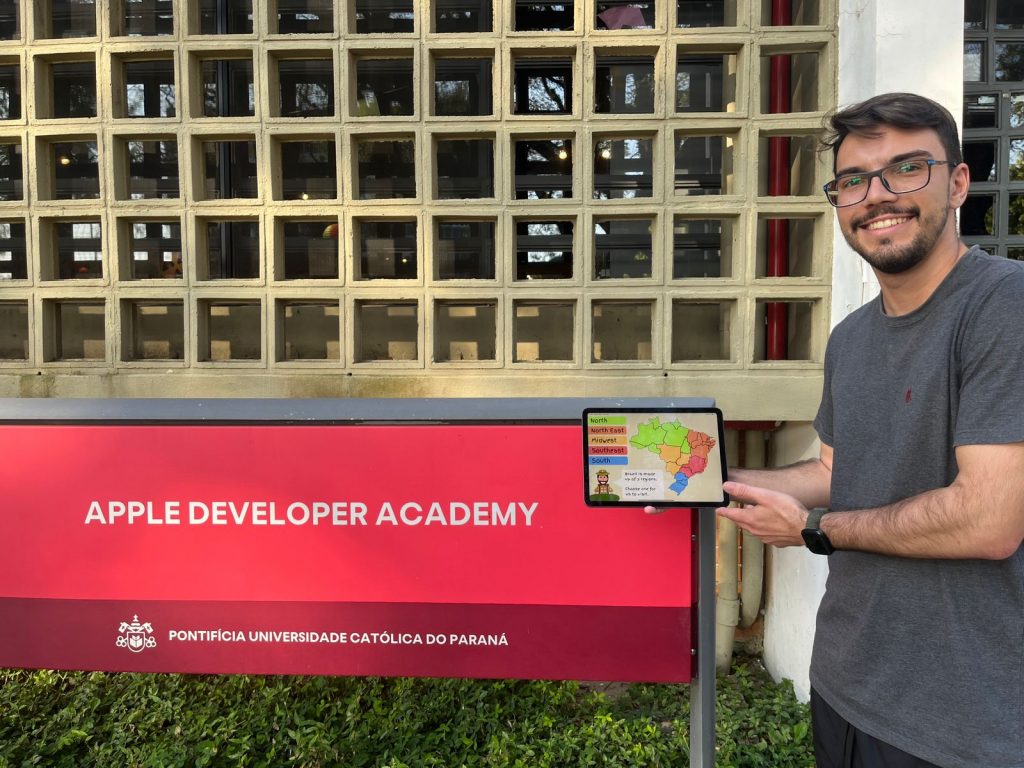 Lucas Cavalherie, aluno de ciência da computação da PUCPR e da Apple Developer Academy mostrando seu aplicativo